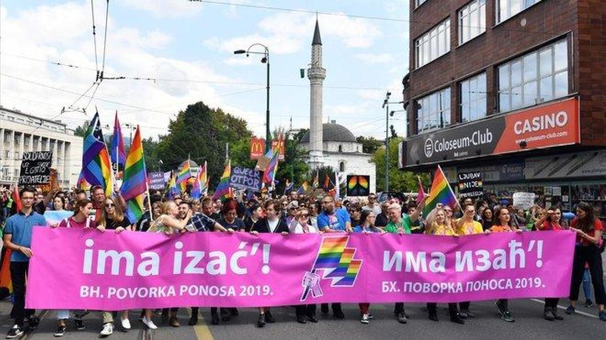 2.000 manifestantes inundan las calles de Sarajevo en la primera marcha del Orgullo LGBTI de la historia del país-ELVIS BARUKCIC (AFP)