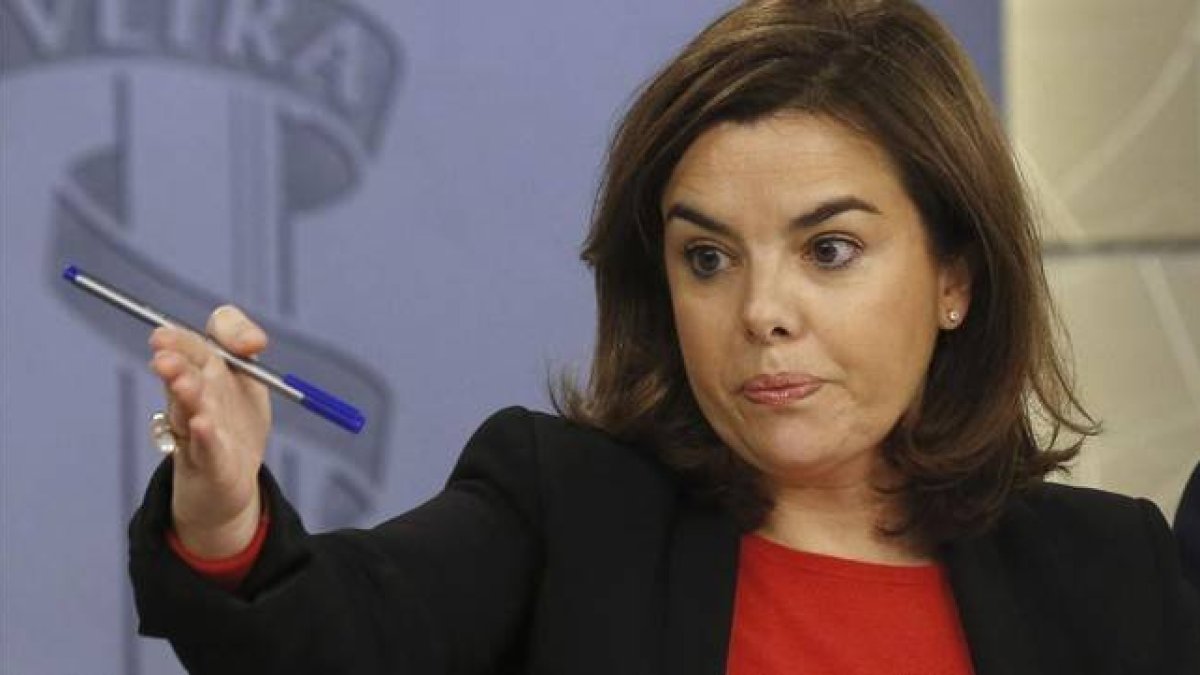 La vicepresidenta del Gobierno, Soraya Sáenz de Santamaría, en la rueda de prensa posterior al Consejo de Ministros de este viernes, 6 de marzo.-Foto:   EFE / SERGIO BARRENECHEA