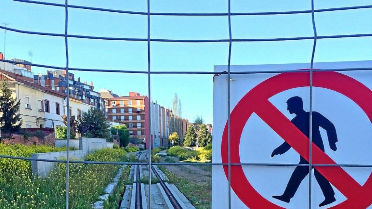 Estado de las obras de Feve, paradas hace años y que ven cómo la mala hierva se va apoderando de su recorrrido.-E. M.
