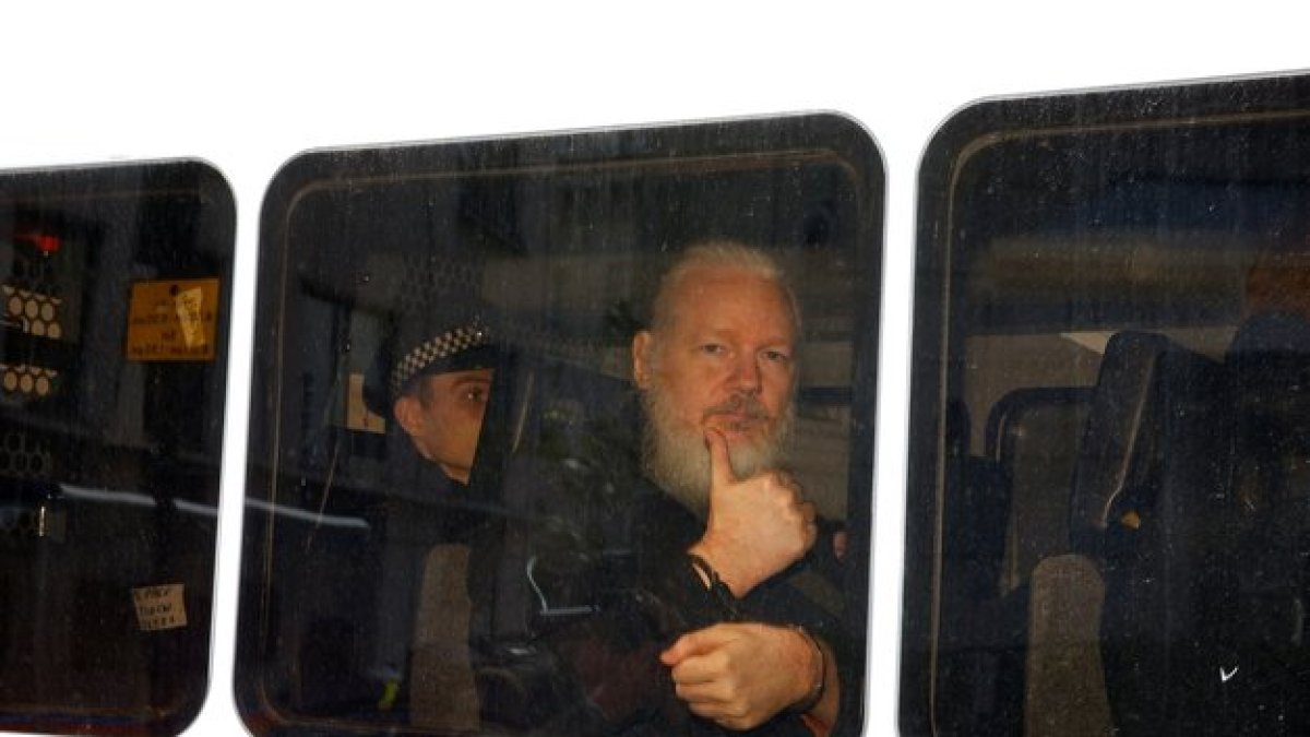 Julian Assange luego de ser arrestados en Londres.-REUTERS