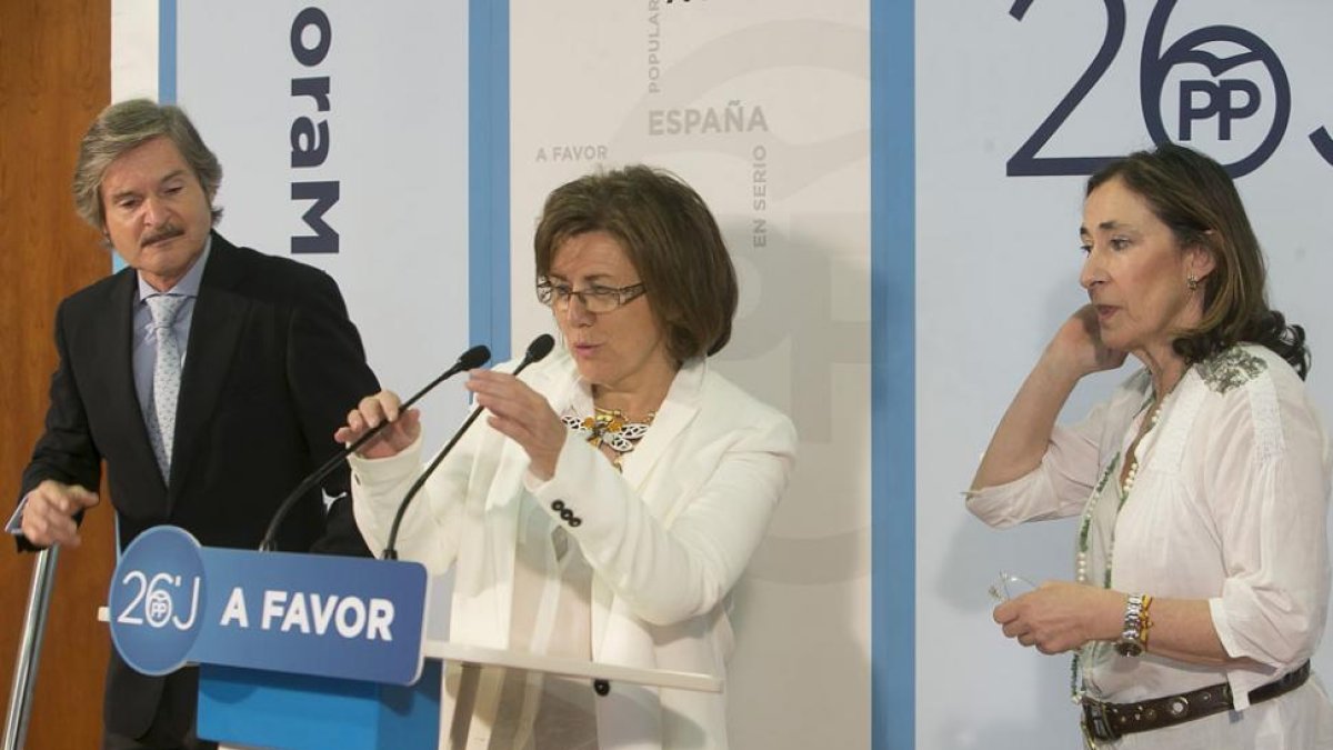 Angulo, flanqueada por Jaime Mateu y Begoña Contreras.-RAÚL G. OCHOA