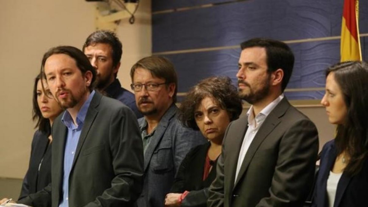 Pablo Iglesias, Xavier Domènech y Alberto Garzón en la comparecencia en el Congreso para promover una moción de censura.-JUAN MANUEL PRATS