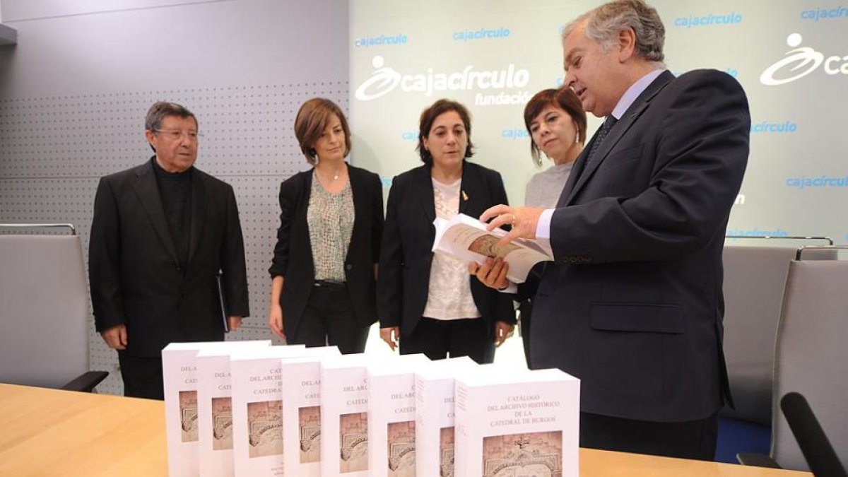 Matías Vicario, Tamara Pérez, Esther Pardiñas, María Jesús González y Luis Conde, de i. a d., ayer durante la presentación de los volúmenes.-Israel L. Murillo