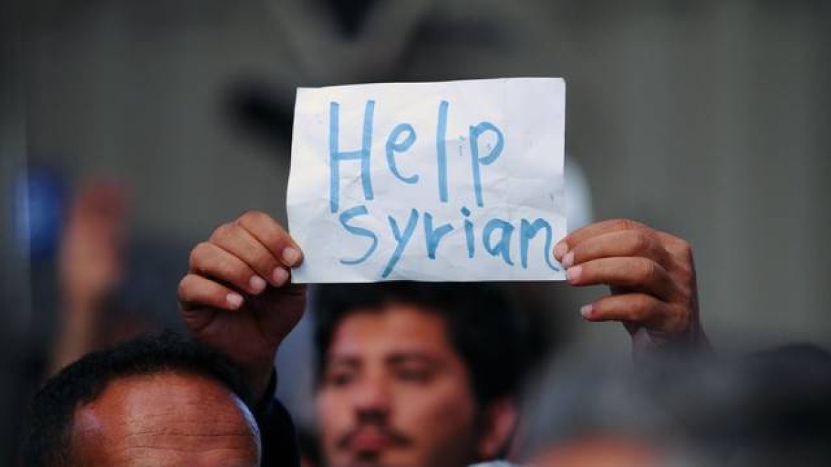Un inmigrante sirio protesta en la estación húngara de Keleti que las autoridades del país han cerrado para impedir que más refugiados lleguen a Alemania.-AFP / ATTILA KISBENEDEK