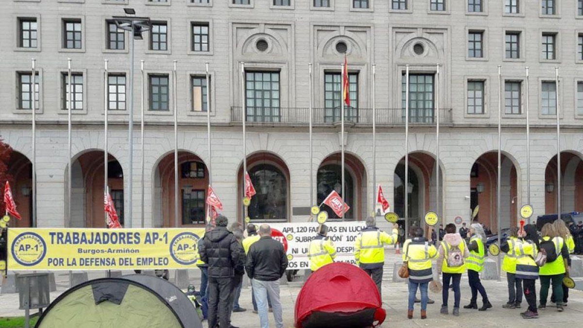 Concentración de trabajadores de la AP-1, ayer, a las puertas del Ministerio de Fomento hasta que les confirmaron la subrogación de 62 puestos de empleo.-ECB