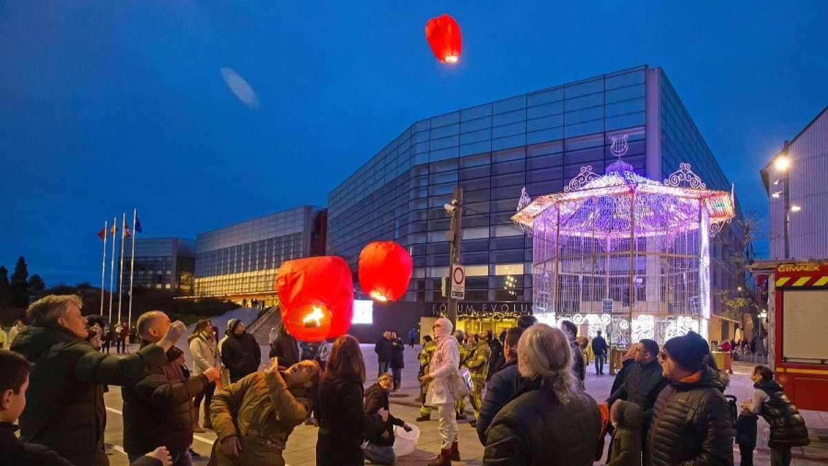 Lanzamiento, a modo de prueba, de farolillos en el paseo Sierra de Atapuerca. TOMÁS ALONSO