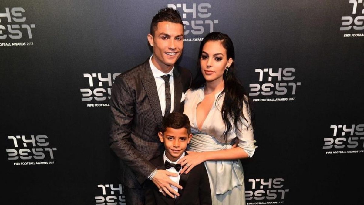 Cristiano Ronaldo con su novia y su hijo mayor-GLYN KIRK
