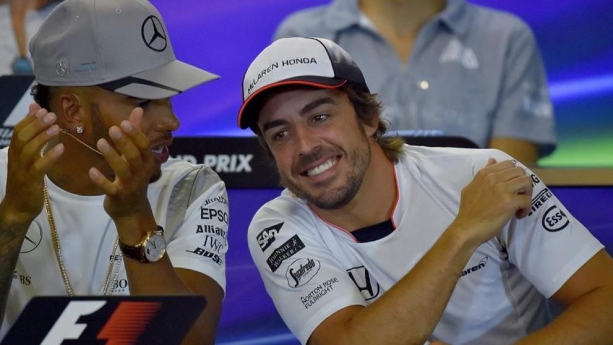 Fernando Alonso bromea con Lewis Hamilton durante la rueda de prensa previa al Gran Premio de Bélgica, este jueves.-AFP / LOIC VENANCE