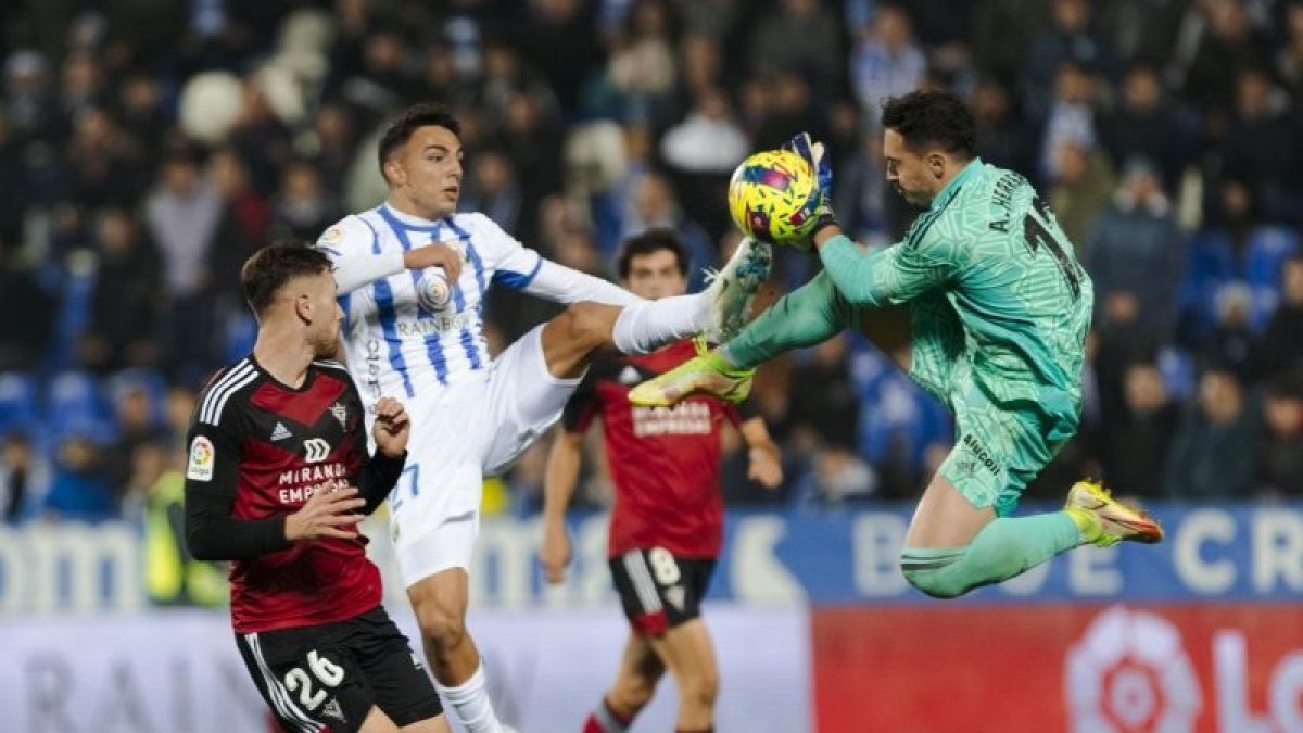 Instante en el que Alfonso Herrero sale del área, golpea al delantero pepinero y acaba expulsado. LALIGA