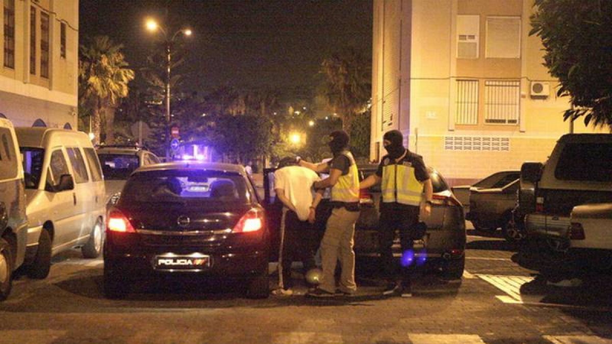 La Policía Nacional ha detenido esta noche en Melilla a un hombre de nacionalidad española que captaba y adoctrinaba a mujeres para enviarlas a zonas de combate controladas por el DAESH.-Foto: EFE