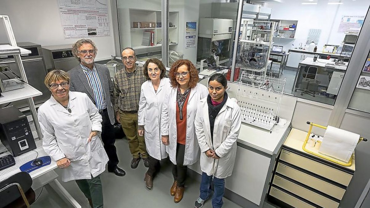El grupo de Química Analítica y Electroquímica de Materiales de la UVA en las instalaciones de la Facultad de Ciencias de Valladolid.-REPORTAJE GRÁFICO: PHOTOGENIC