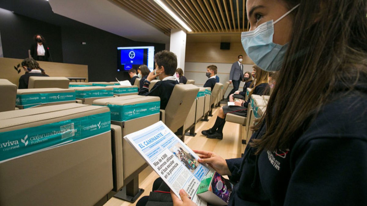 Entrega de diplomas a los ganadores de 'El Periódico del Cole' en el salón de actos de Cajaviva Caja Rural. TOMÁS ALONSO