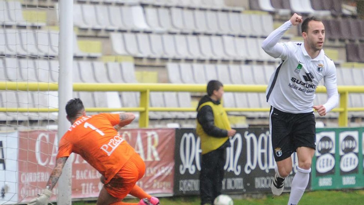 Odei celebra la consecución del primer tanto en el choque frente al Racing de Ferrol.-ISRAEL L. MURILLO