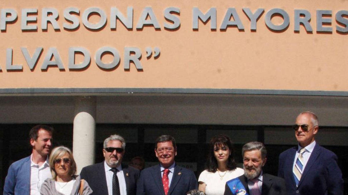 Los reyes de las fiestas posaron junto a las autoridades.-G. G.