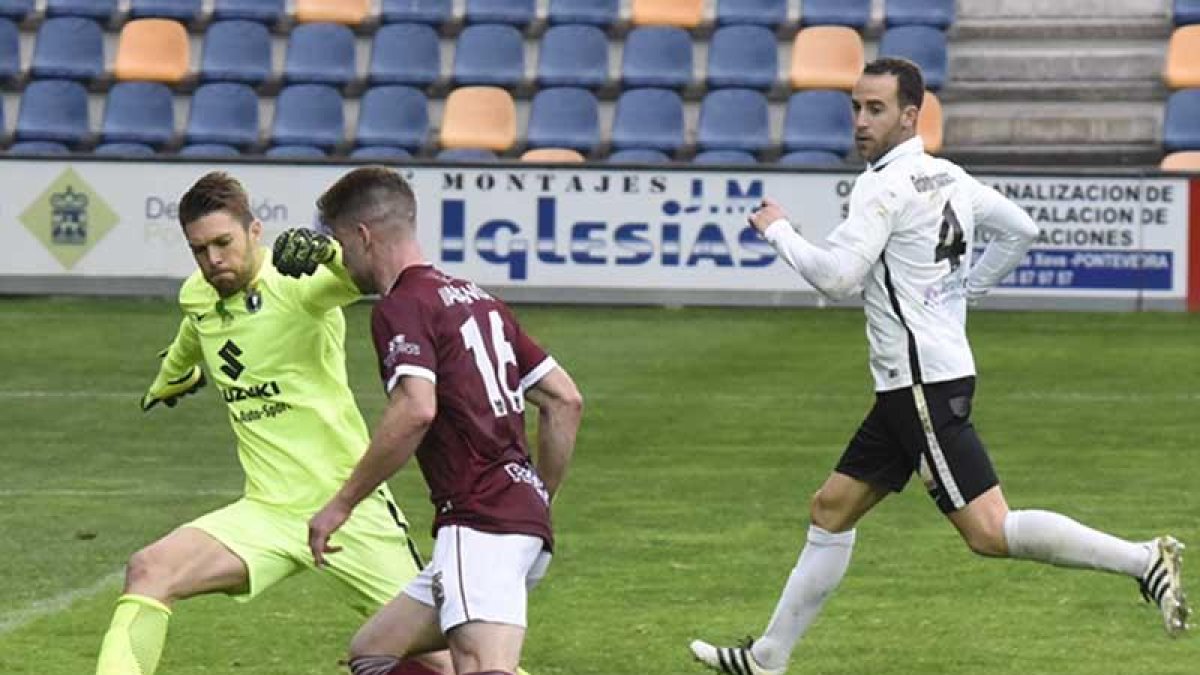 El delantero del Pontevedra Mario Barco encara a Toni en una acción del choque de ayer en Pasarón.-DIEGO TORRADO