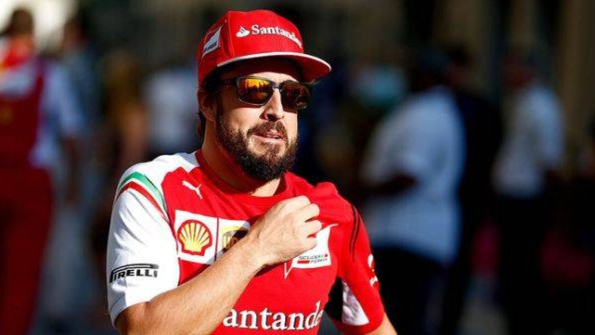 Fernando Alonso, en el 'paddock' de Yas Marina, antes de comenzar el Gran Premio de Abu Dabi, el último de la temporada.-Foto: EFE / VALDRIN XHEMAJ