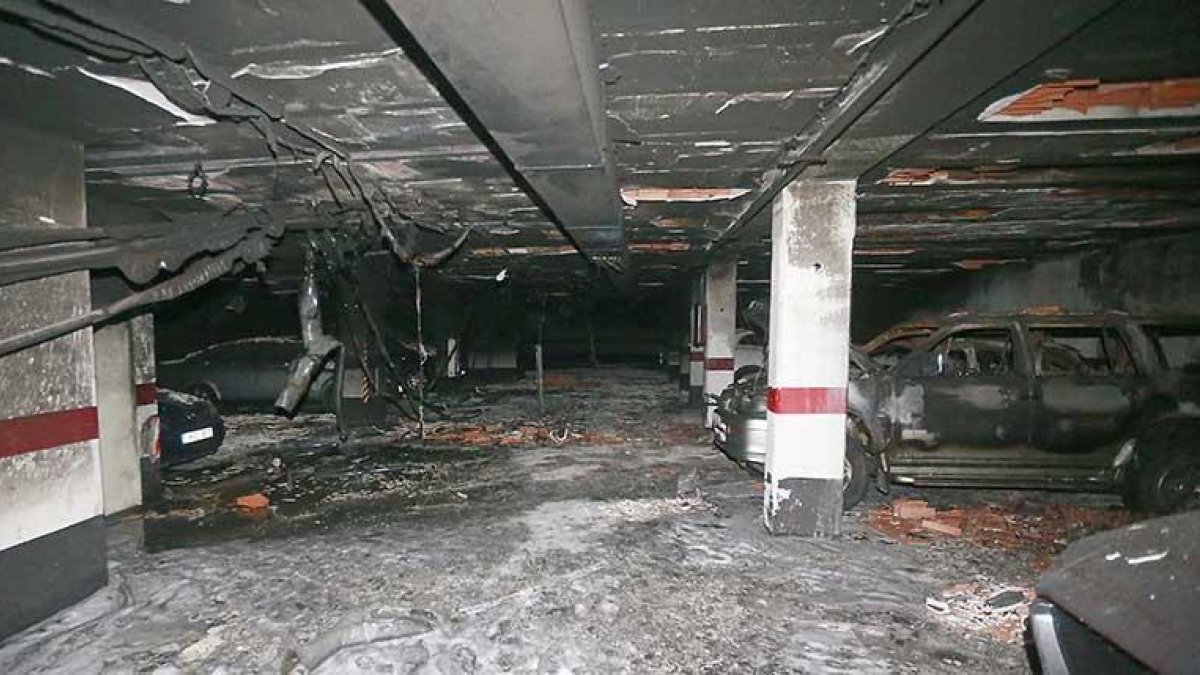 Estado en el que quedó el garaje tras el incendio.-RAÚL G. OCHOA