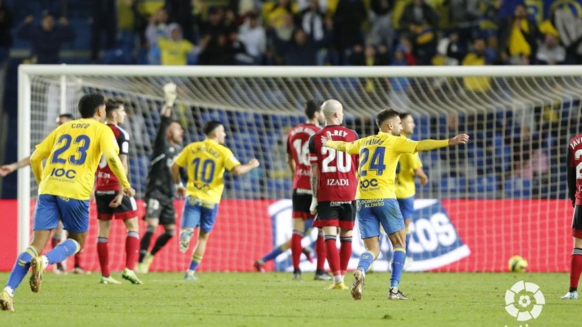 Los jugadores de la UD Las Palmas celebran el tanto de la victoria. LALIGA