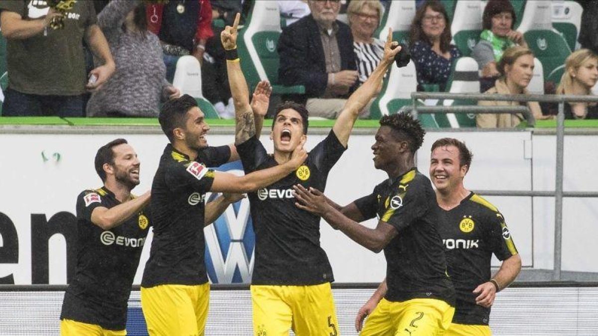 Bartra muestra el crespón negro tras marcar su gol.-AFP / ODD ANDERSEN