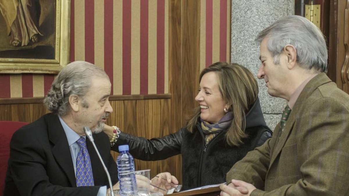 Los tres concejales de UPyD charlan antes del comienzo de un Pleno municipal.-SANTI OTERO