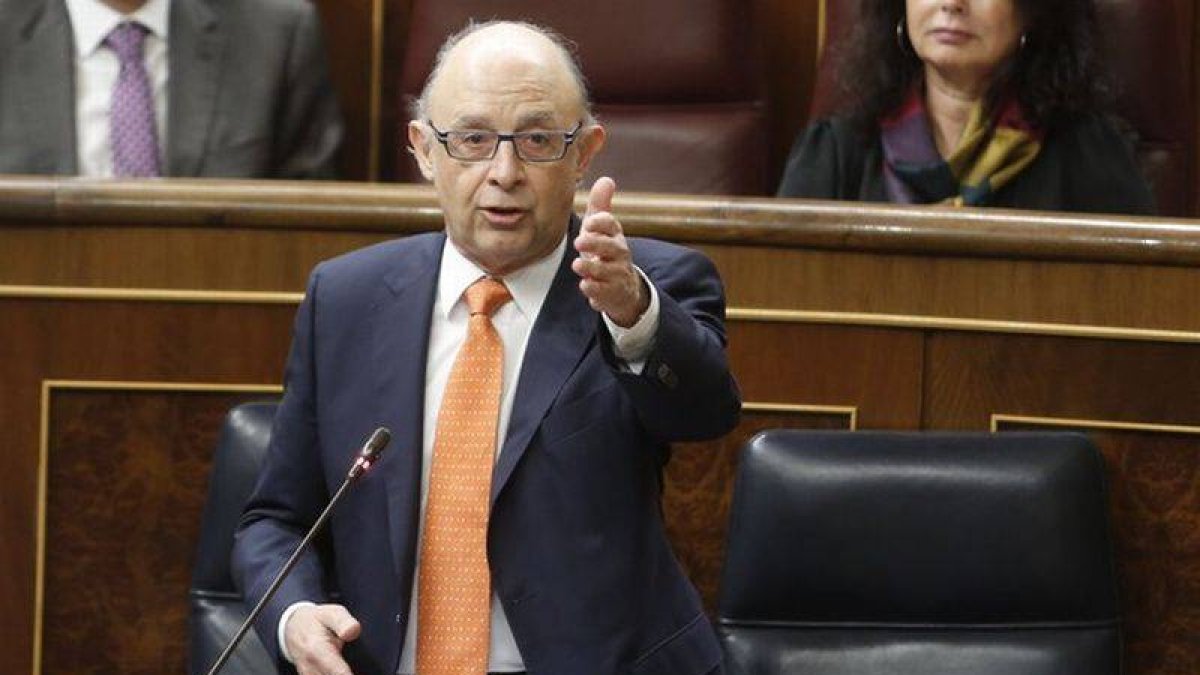 El ministro de Hacienda, Cristóbal Montoro, en el Congreso.-Foto: AGUSTÍN CATALÁN