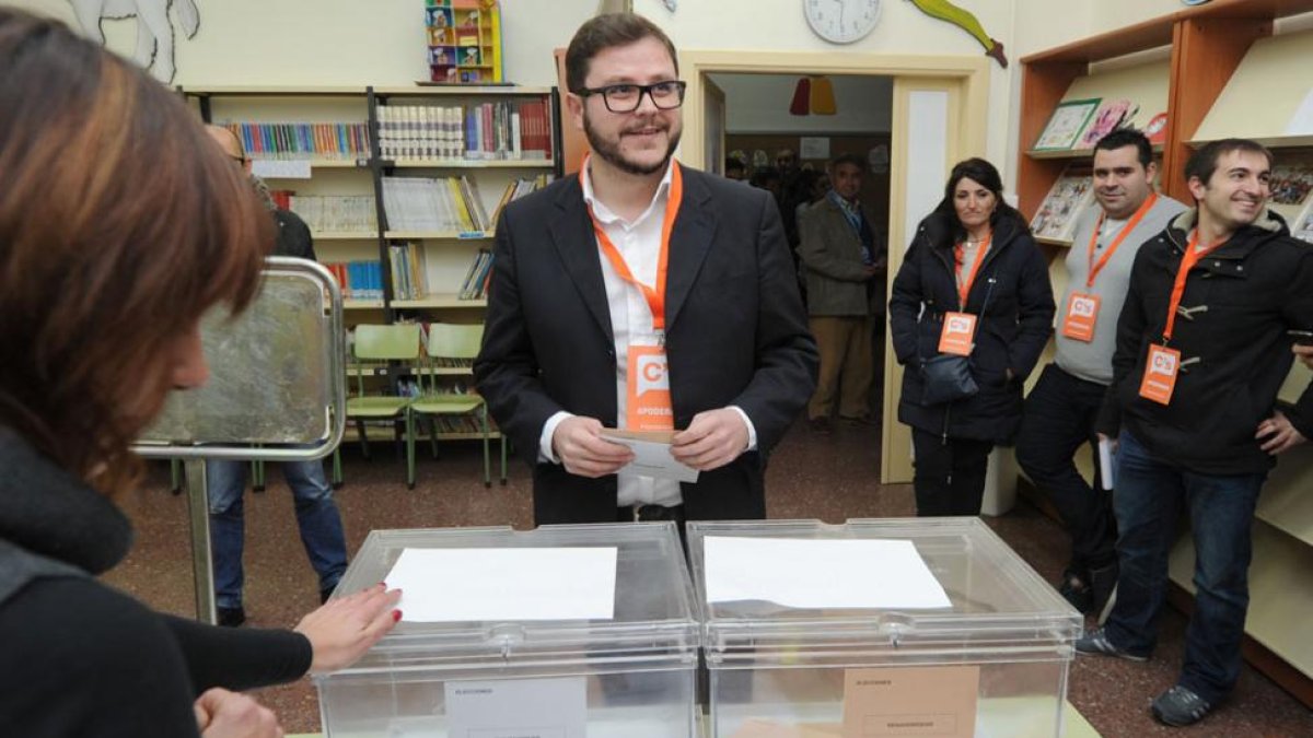 Rodrigo Ibeas acudió a votar a primera hora de la mañana en el Padre manjón.-ISRAEL L. MURILLO