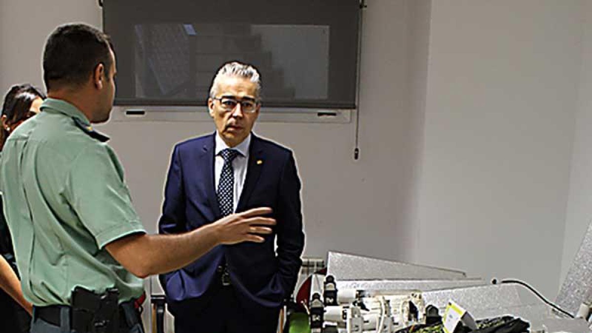 El subdelegado del Gobierno, Roberto Saiz, observa el decomiso.-GUARDIA CIVIL