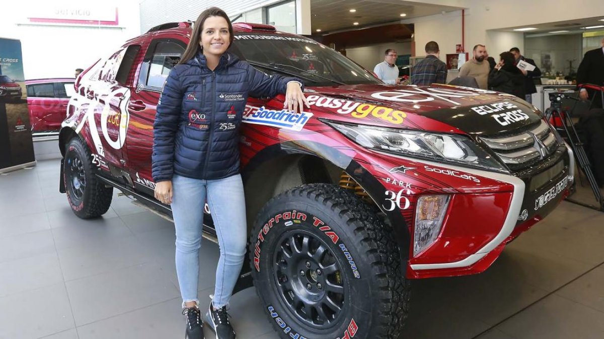 Cristina Gutiérrez posa con su Mitsubishi Eclipse Cross durante la presentación realizada en las instalaciones de Uremóvil, ayer.-RAÚL OCHOA
