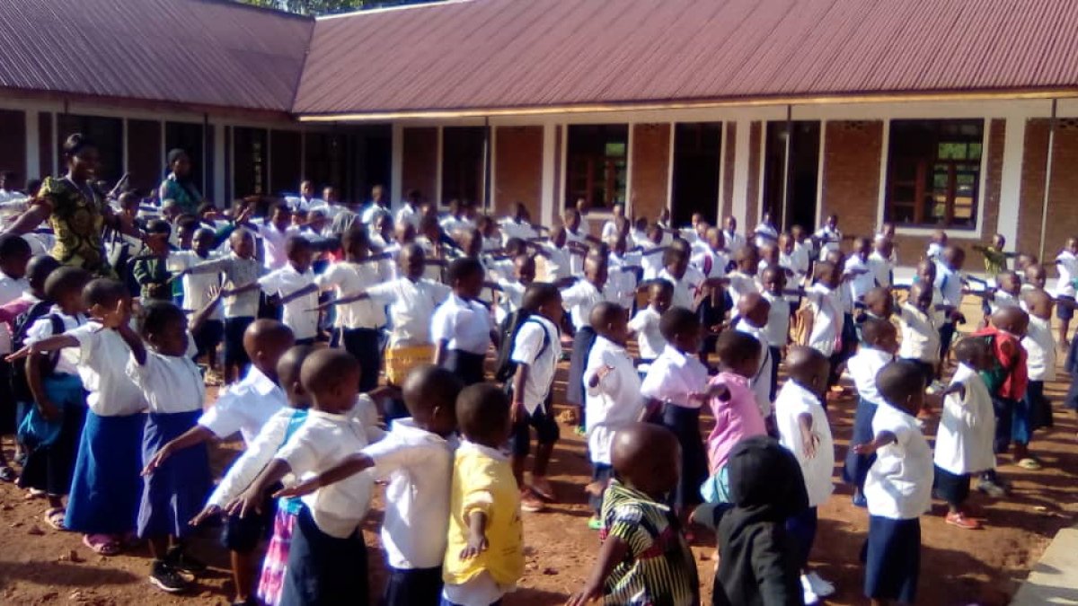 Un grupo de niños inician la jornada escolar en las aulas de Isla Idjwi de Proyecto Rubare. ECB