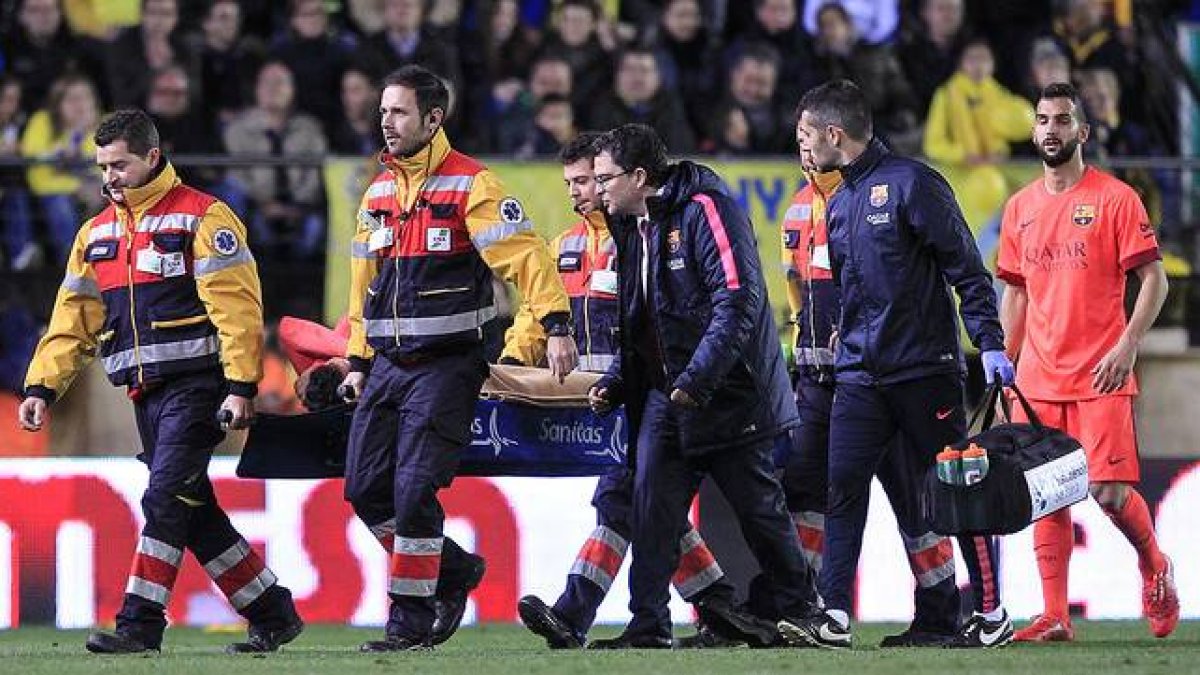 Busquets abandona el césped de El Madrigal en camilla.-Foto: MIGUEL LORENZO