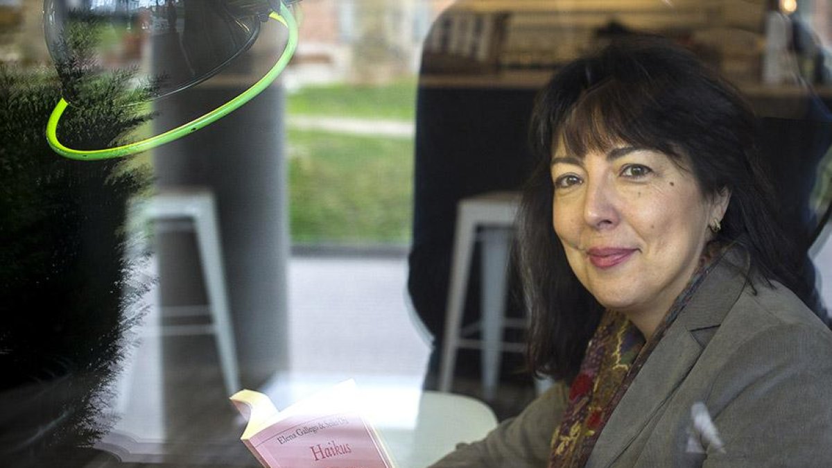 Elena Gallego sujeta ‘Haikus de amor’, que compartirá hoy con sus paisanos.-Israel L. Murillo