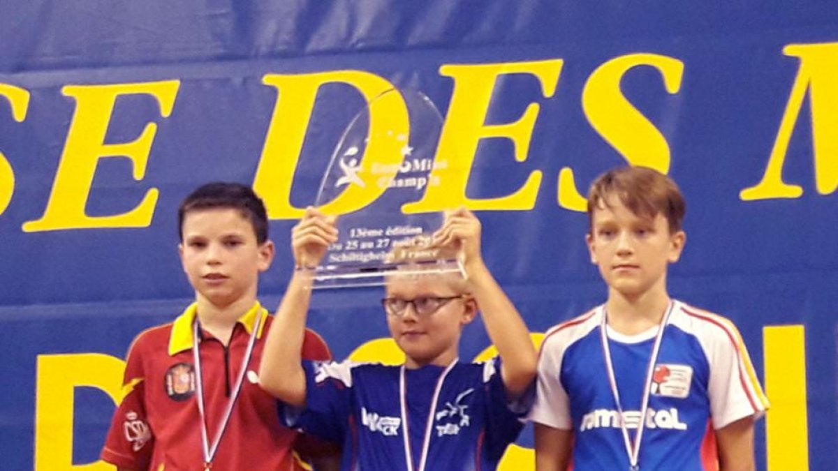 Daniel Berzosa (izquierda) en el podio de honor del Europeo-ECB