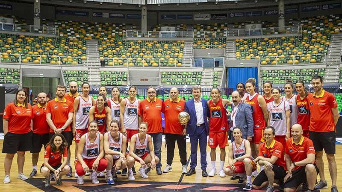 La selección posa con el alcalde en funciones, Javier Lacalle, y el presidente de la FederaciónRegional, Carlos Sainz, antes de la sesión de ayer en el Coliseum.-SANTI OTERO