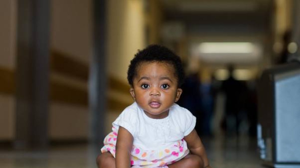 Una refugiada de Ghana, que ha recibido asilo en Alemania, ha puesto de nombre a su hija recién nacida Angela Merkel en honor a la cancillera alemana.  Ophelya Ade, de 26 años y procedente de un pequeño pueblo cerca de la capital de Ghana, Accra, ha regis-Foto:   AP / JULIAN STRATENSHULTE