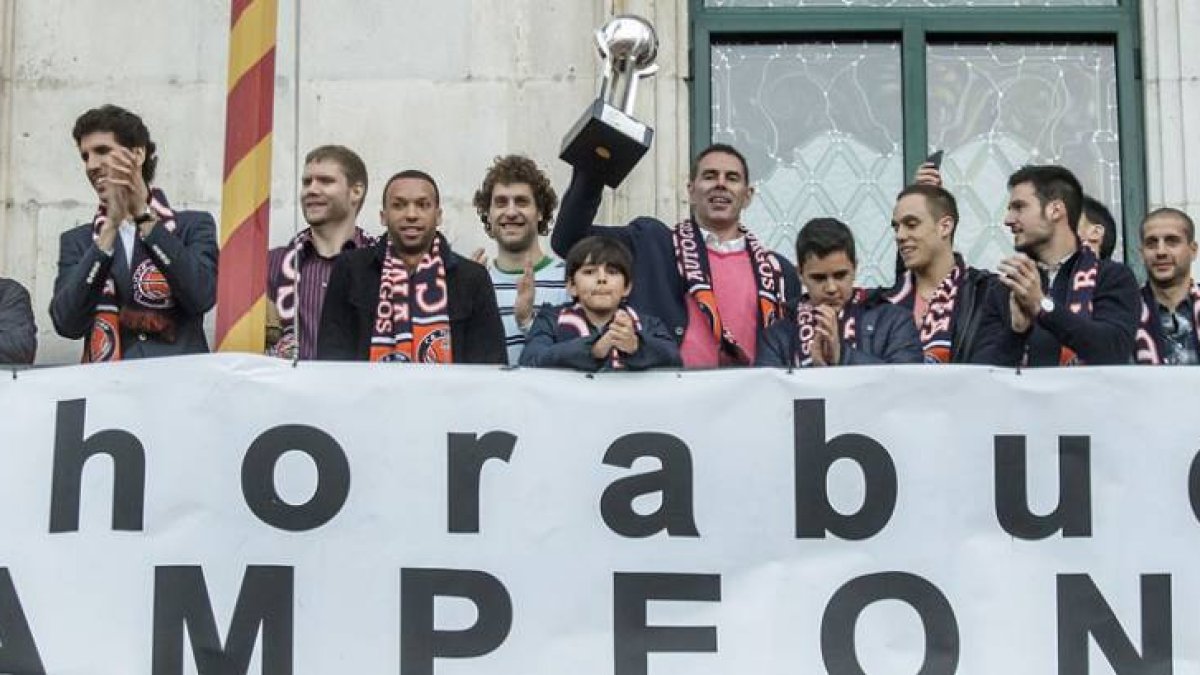 El capitán del Autocid Ford, Jorge García, ofrece la copa de campeones a los aficionados reunidos en la Plaza Mayor, ayer.-SANTI OTERO