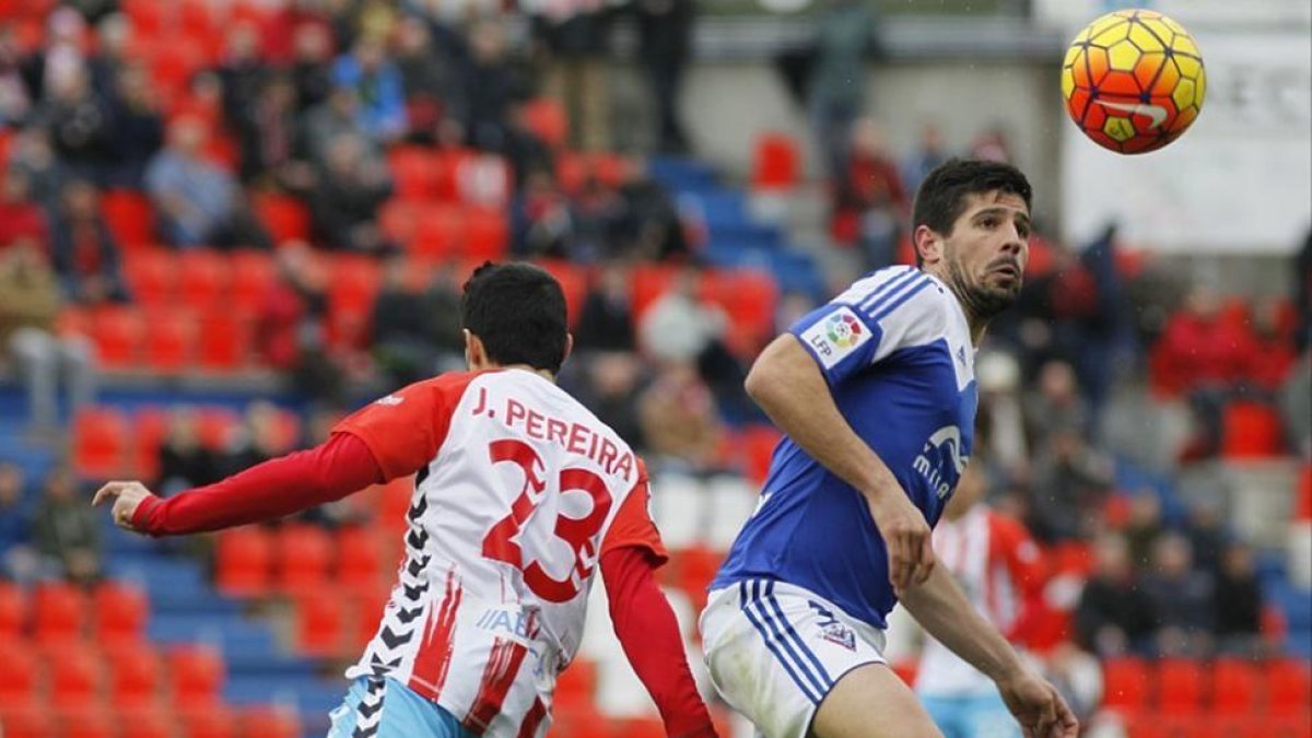 Kijera golpea un balón de cabeza ante la presión de Jonathan Pereira en el choque de ayer en el Anxo Carro-LaLiga.com
