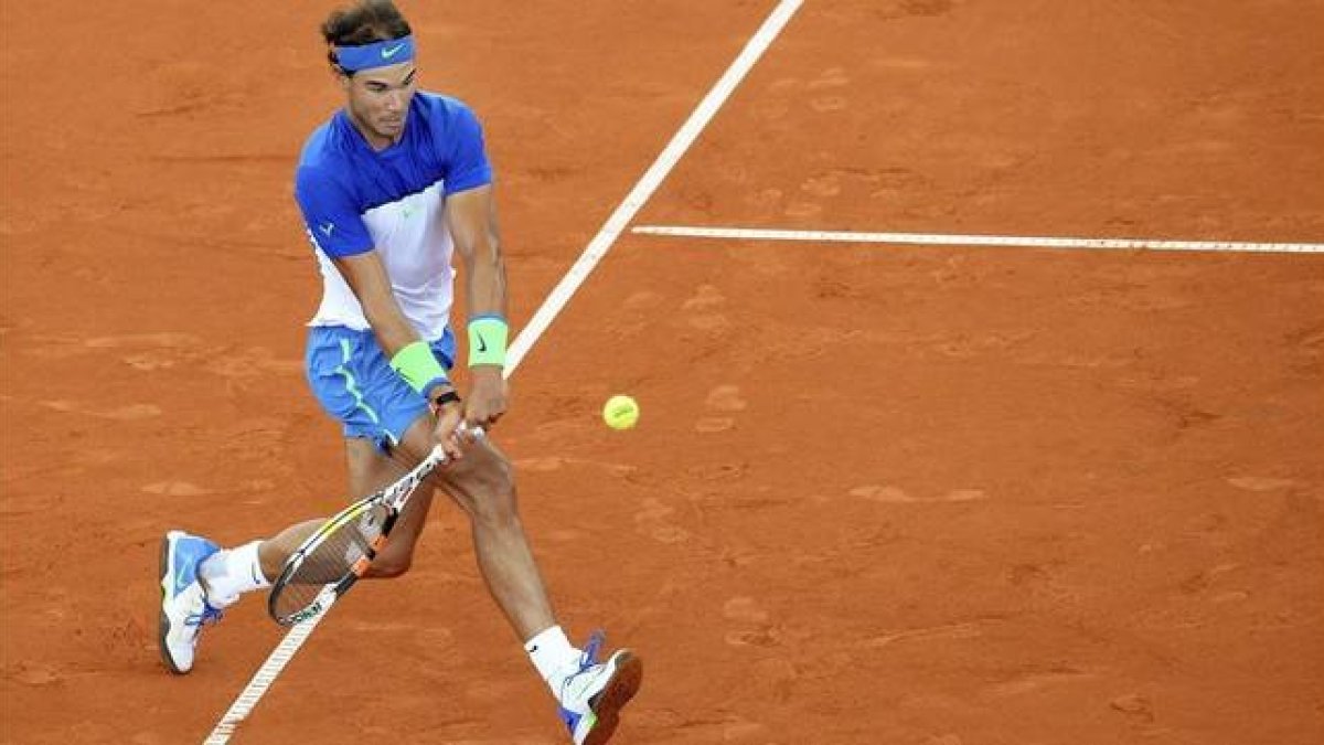 Rafael Nadal golpea la bola en la segunda ronda del torneo de tenis de Hamburgo disputado contra el checo Jiri Vesely-Foto: EFE / DANIEL BOCKWOLDT