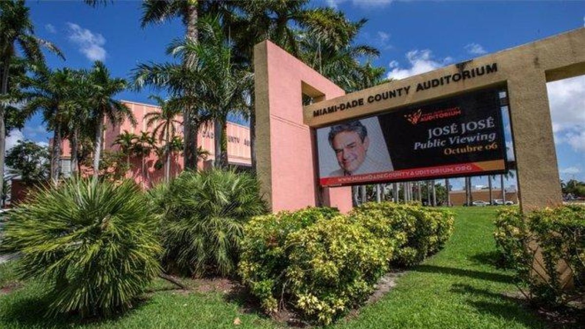 Homenaje póstumo al cantante mexicano José José en Miami.-EFE