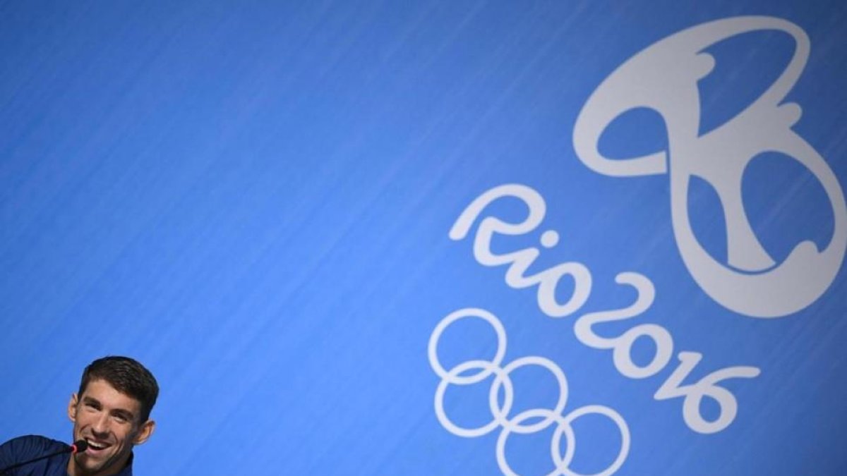 Michael Phelps, el abanderado de la delegación de Estados Unidos.-MARTIN BUREAU