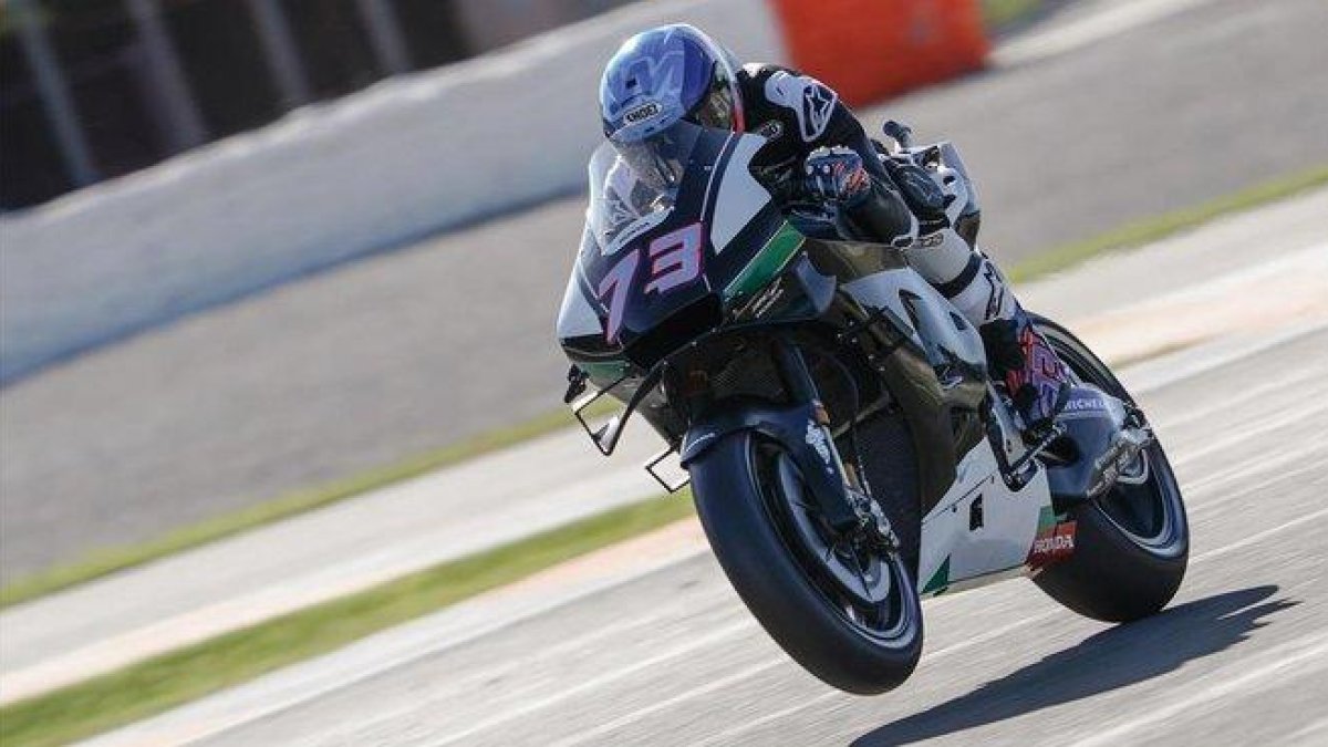 Àlex Márquez (Honda) sale de la primera curva de Cheste (Valencia), con la rueda delantera de su moto levantada.-ALEJANDRO CERESUELA