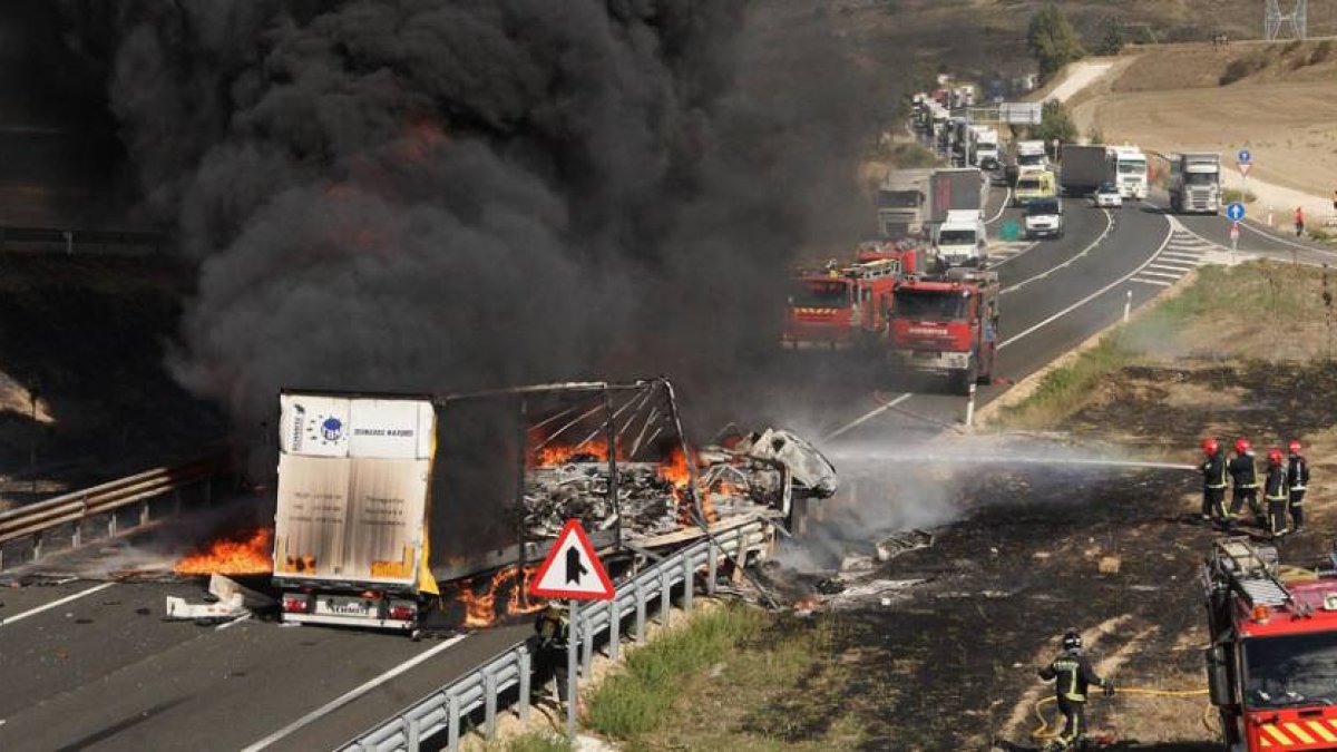 El incendio de los dos camiones accidentados generó una densa columna de humo negro que se podía ver a varios kilómetros de distancia.-GERARDO GONZÁLEZ