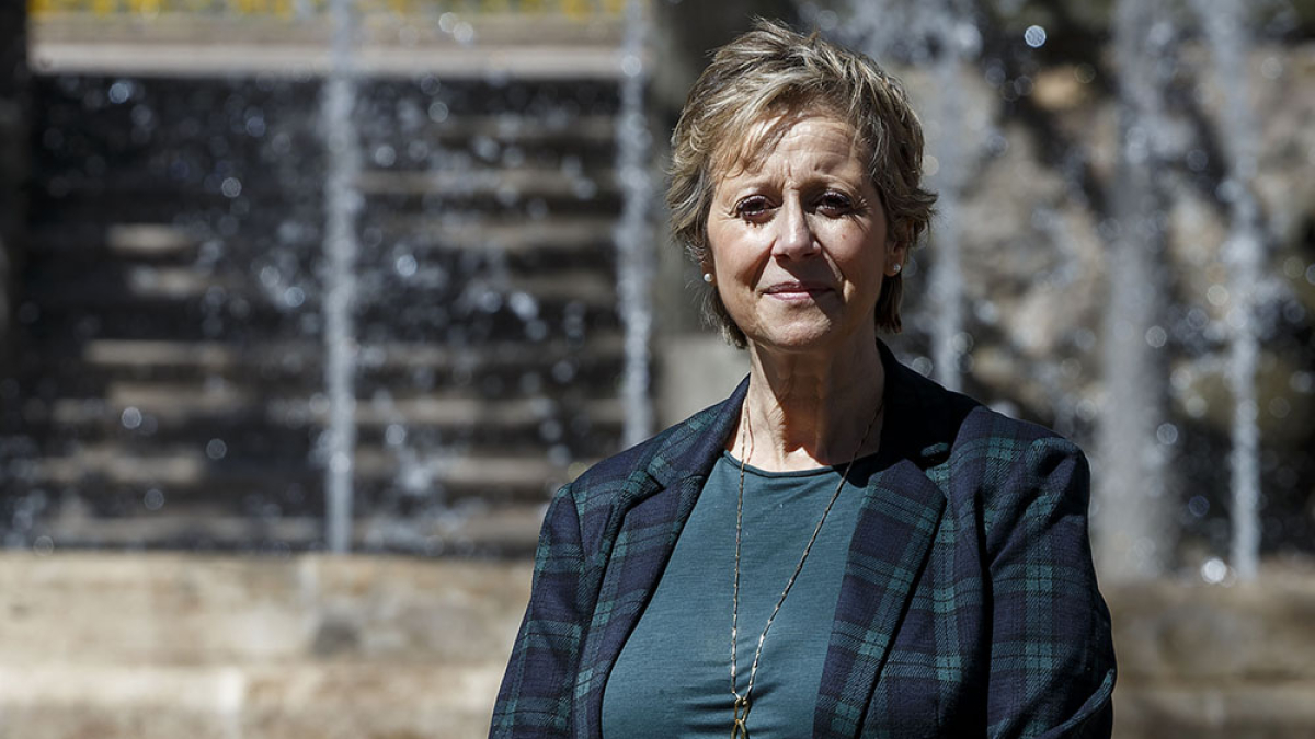 La autora burgalesa María Jesús Jabato, con un ejemplar de su último libro. SANTI OTERO