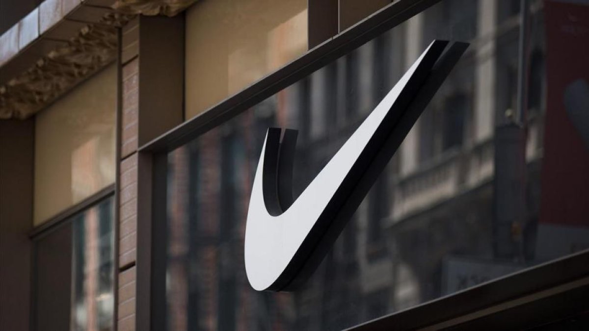 El logo de Nike, en su tienda de Nueva York; la multinacional es una de las protagonistas de los papeles del paraíso.-AFP / DREW ANGERER