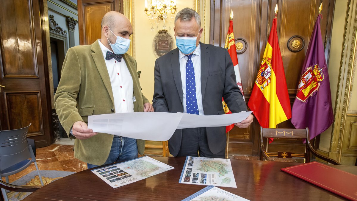 Fernando de la Varga (iz) y Lorenzo Rodríguez posan con los mapas- mantel que protagonizan esta campaña. S. OTERO
