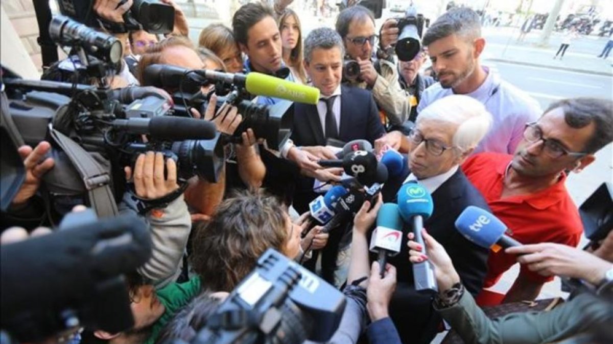 El abogado de Messi, Enrique Bacigalupo, contesta a un enjambre de periodistas a la entrada de la Audiencia de Barcelona, esta mañana-DANNY CAMINAL