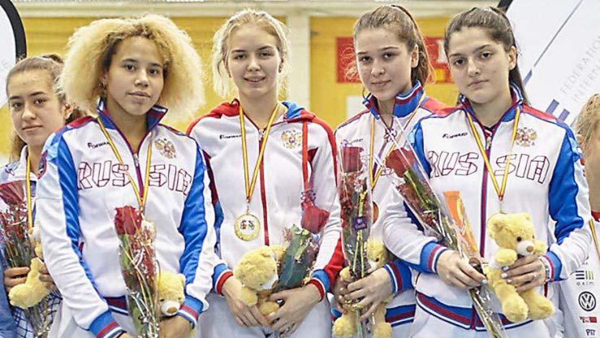 Las tiradoras de la selección de Rusia posan en el podio de honor.-ECB