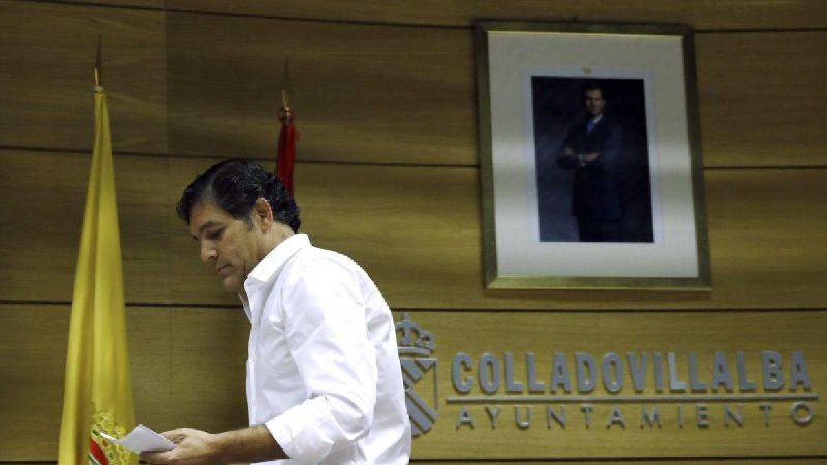 El alcalde de Collado Villalba, Agustín Juárez, en el anuncio de su dimisión.-Foto: EFE