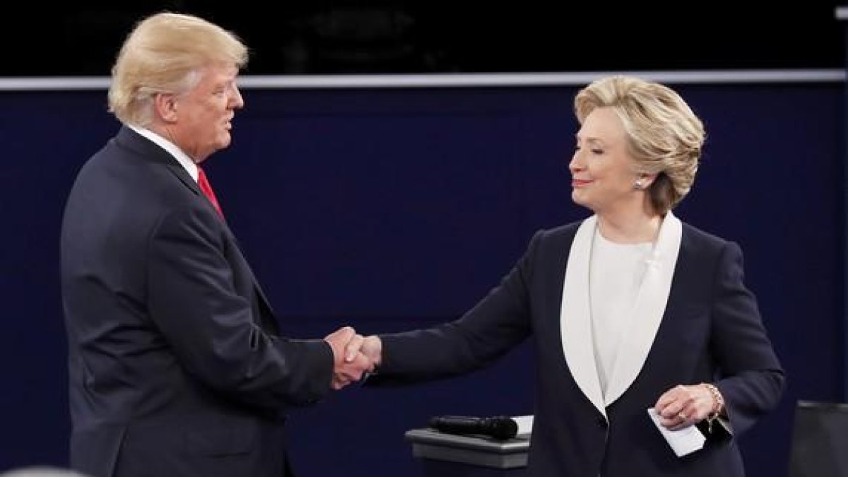 Donald Trump y Hillary Clinton se saludan antes de su segundo debate electoral, el último nueve de octubre en Misuri.-JIM YOUNG / REUTERS / REUTERS