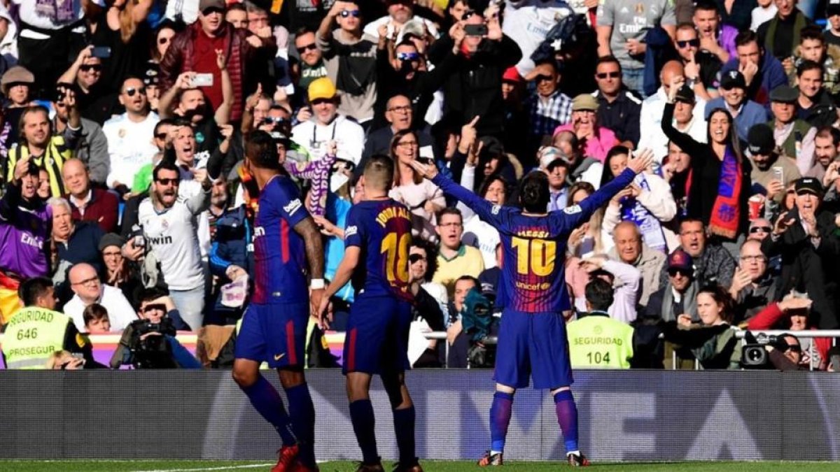 Messi y los jugadores del Barça celebran el segundo gol anotado en el Bernabéu el pasado 23 de diciembre.-JAVIER SORIANO