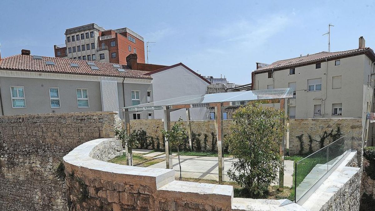 El dueño de un piso junto a la muralla restauró la parte superior y la remató con este cenador desmontable.-I. L. MURILLO